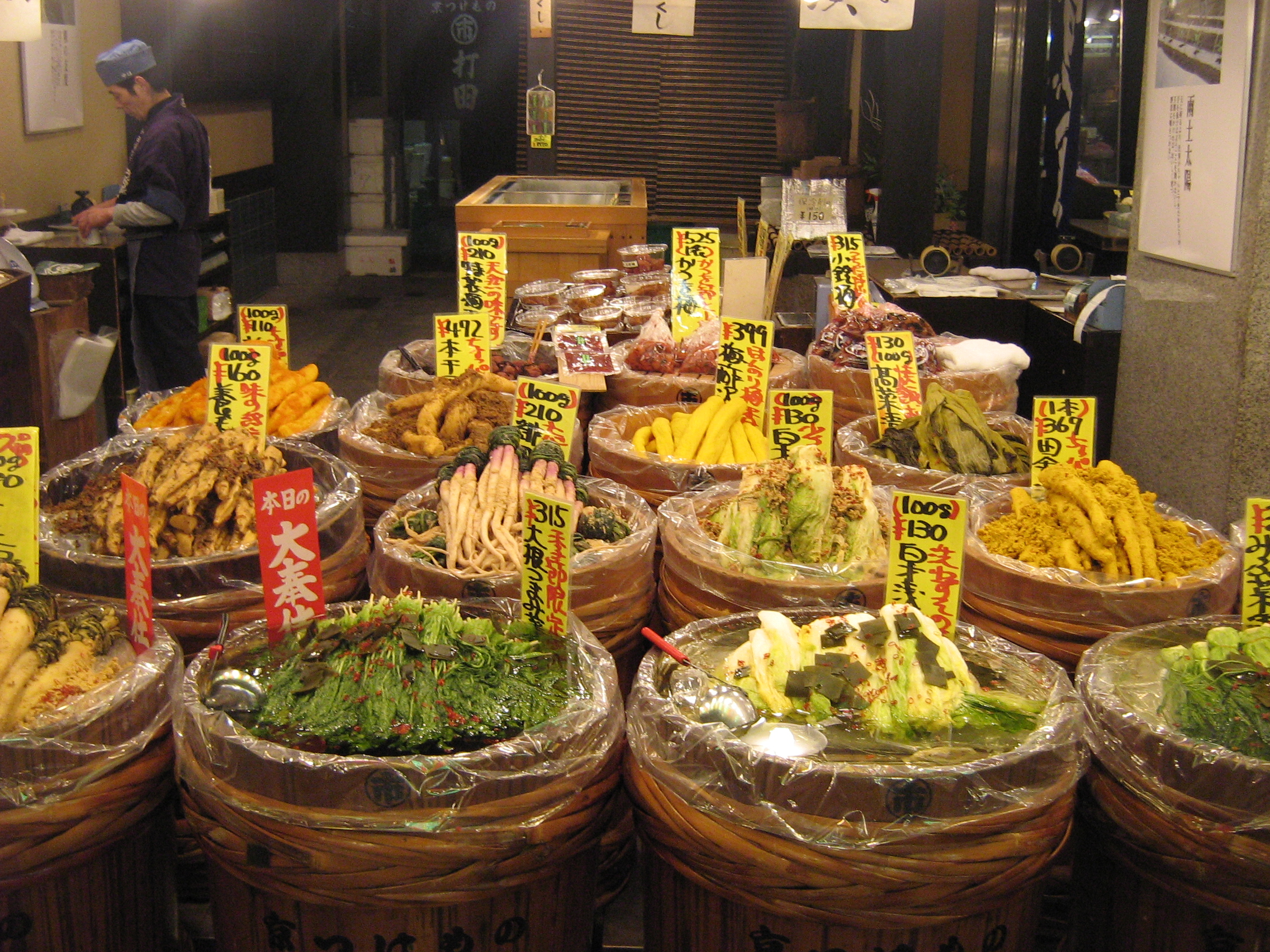 Tsukemono_shop_by_Gavin_Anderson_in_Nishiki_Ichiba,_Kyoto