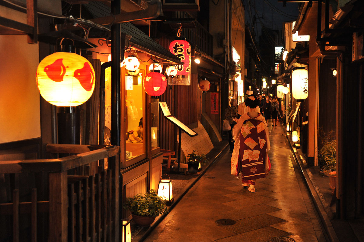 kyoto_gion_at_night_0701