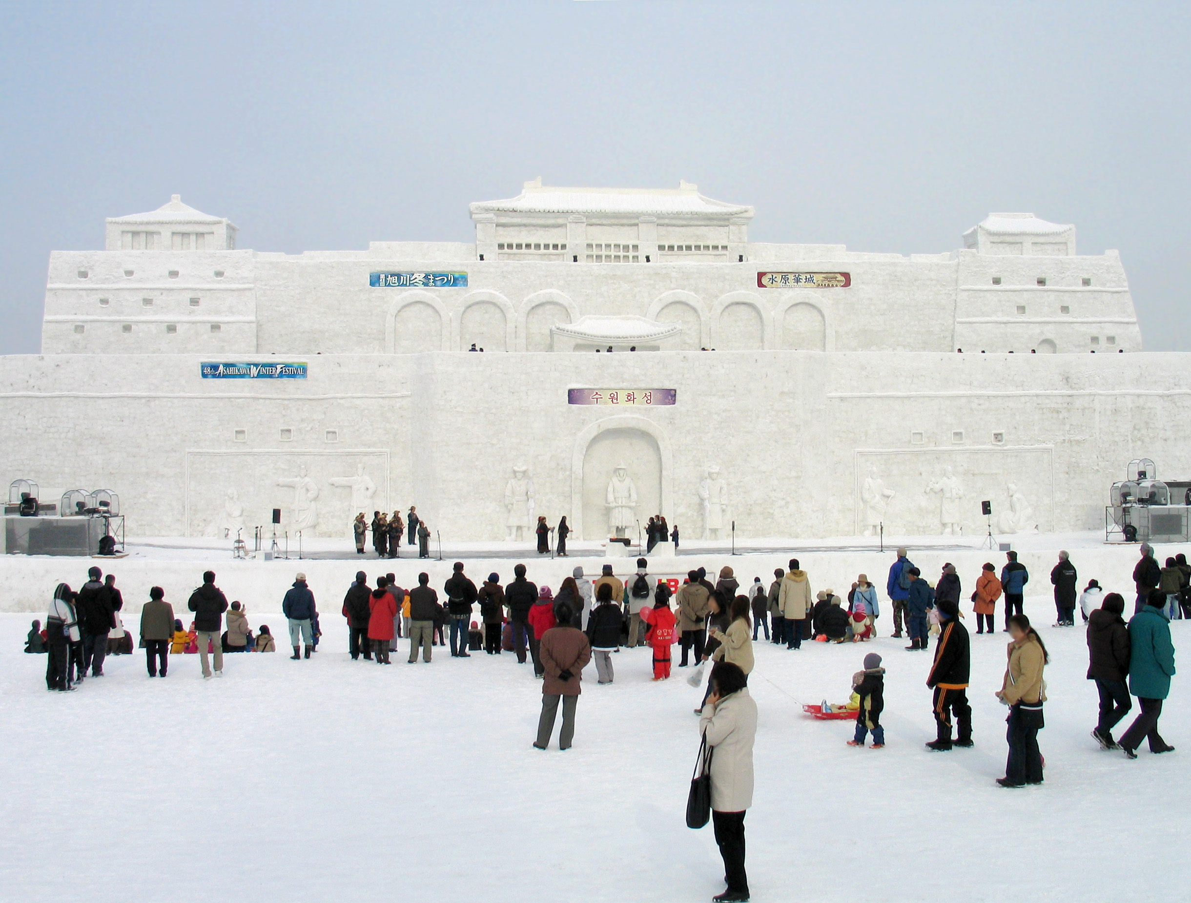 Asahikawa_Winter_Festival_Snow_Statue_1