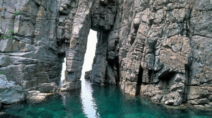 Là một trong những điểm đẹp nhất vịnh Wakasa, Cổng Lớn và Cổng Nhỏ của Sotomo được hình thành do sóng biển xô vào vách đá