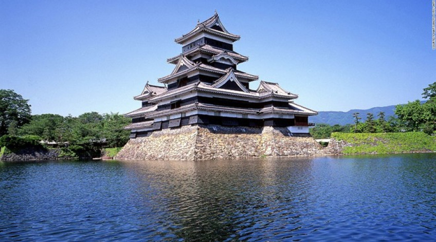 Được gọi là “lâu đài quạ” do màu sơn đen, Matsumoto là lâu đài gỗ cổ nhất Nhật Bản, được xây dựng từ 400 năm trước.