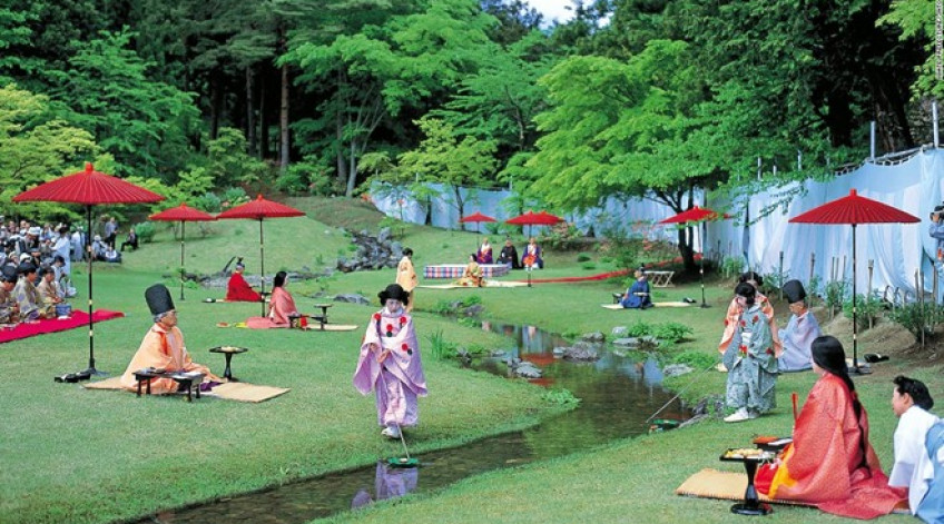 Vào chủ nhật cuối cùng của tháng 5, đền Motsu-ji lại mời những người yêu thơ tới sáng tác cạnh dòng suối trong khuôn viên. Trong lúc họ sáng tác, những chén sake được thả trên dòng suối và đưa tới cho từng người.