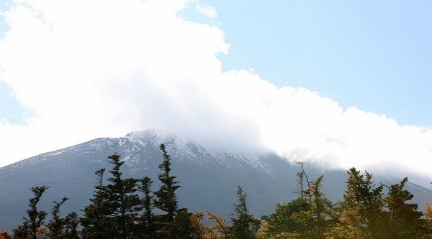 Mùa thu, Phú Sĩ chỉ có một ít tuyết. 2-3 tháng nữa tuyết mới phủ trắng đỉnh núi này. Cao hơn 3.700 m, núi Phú Sĩ (Fujisan trong tiếng Nhật) là ngọn cao nhất Nhật Bản. Đây cũng là một trong những biểu tượng của đất nước mặt trời mọc. Phú Sĩ vốn là một ngọn núi lửa, có địa hình không hiểm trở. Từ chân núi có đường ô tô lên đến độ cao 2.300 m. Tại đây cũng có điểm dừng chân cho du khách ngắm cảnh và cũng là nơi bắt đầu hành trình leo lên đỉnh núi.