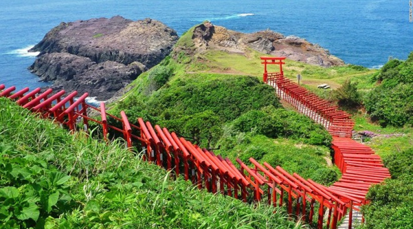 123 cổng Torii màu đỏ rực rỡ trải dọc đường từ đền Motonosumi-inari tới vách đá nhìn ra biển khiến du khách cảm tưởng đang ở một thế giới thần tiên.