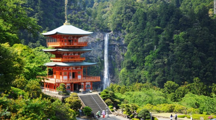 Với độ cao 133 m, Nachi là thác nước lớn nhất Nhật Bản. Cạnh thác có đền Kumano Nachi Taishai với kiến trúc độc đáo và hài hòa với cảnh quan.