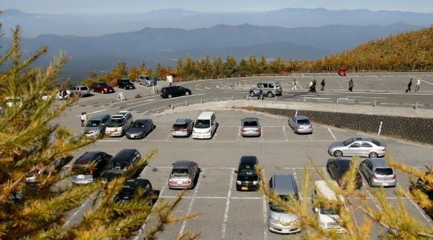 Bãi xe mênh mông ở độ cao gần 2.300 m, nơi du khách phải dừng chân